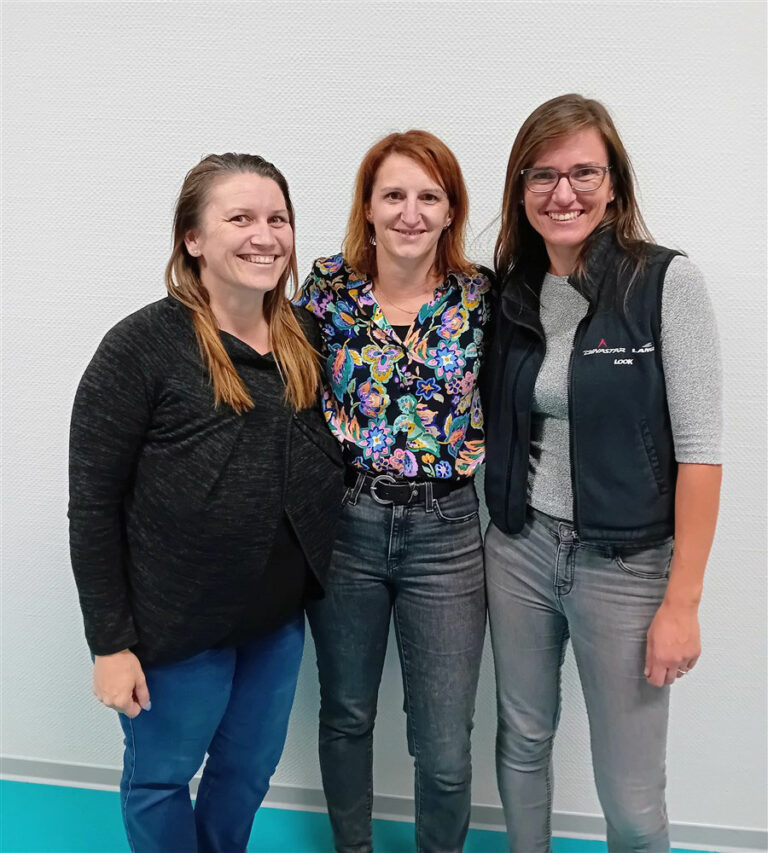 Au centre la nouvelle présidente Marie MEYER, entourée de Romana SCHWOB secrétaire (à gauche) et Elodie NASS trésorière.