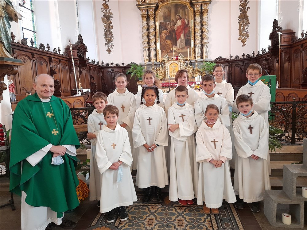 Les servants d'autel 2022, Justine, Emilie, Léa, Audrey, Lucas, Louis, Marie-Elisabeth, Timothé, Antonin, Noé, Elise et Corentin