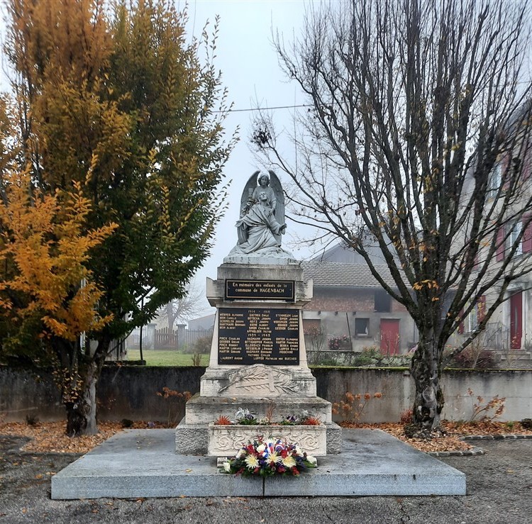 Dépôt d’une gerbe au monument aux morts