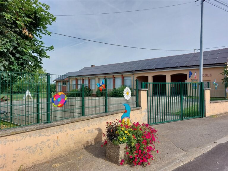 Des fleurs et des petits lutins pour décorer le village