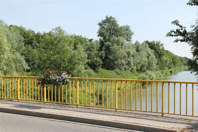 Nouvelles jardinières le long du canal
