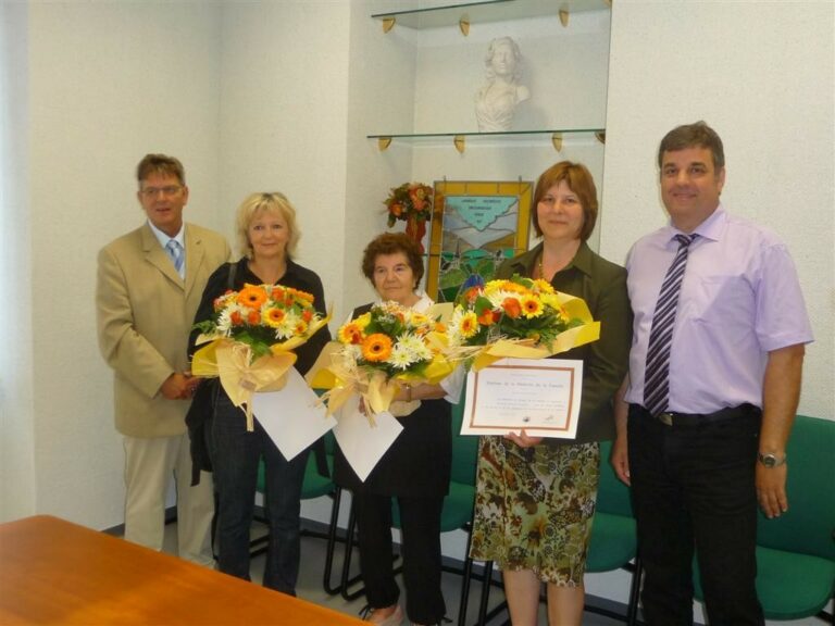 Remise de la médaille de la famille à trois mamans