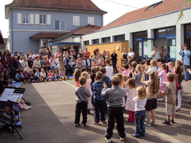 Spectacle dans la cour de l'école de Gommersdorf